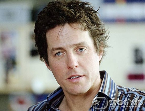 Hugh Grant é levado às pressas a hospital