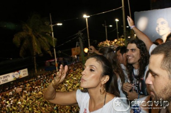 Ivete Sangalo visita camarote em Salvador