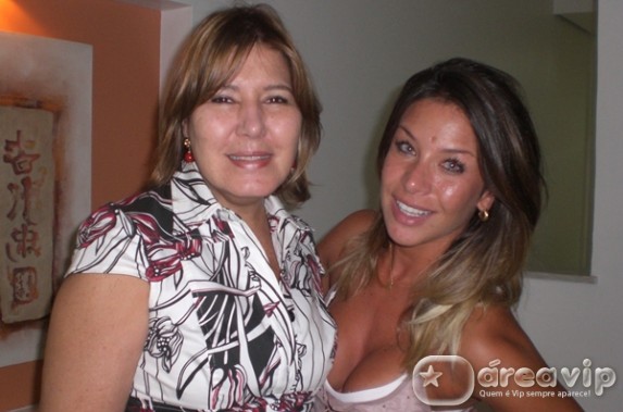 Lisi Benitez visita badalada clínica estética do Jardins, em São Paulo