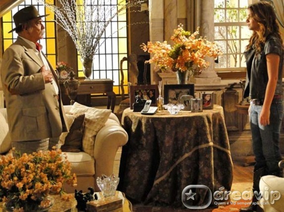 Max encontra Manuela antes de deixar a fazenda