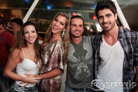 Ex-BBBs curtem festa em boate carioca