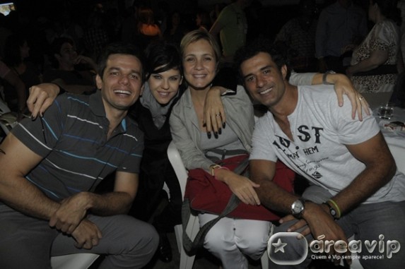 Elenco se reúne para assistir ao primeiro capítulo