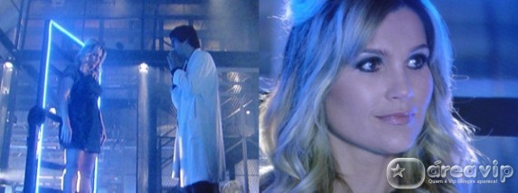 Ícaro se emociona ao ser reconhecido por Naomi, sua mulher-robô