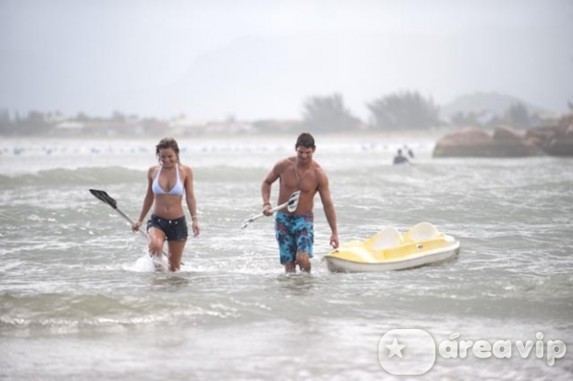 Natália Casassola curte praia com namorado
