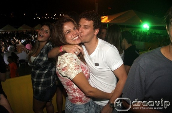 Nivea Stelmann assume romance com o jogador Elano durante baile do Sapucapeta no Jockey