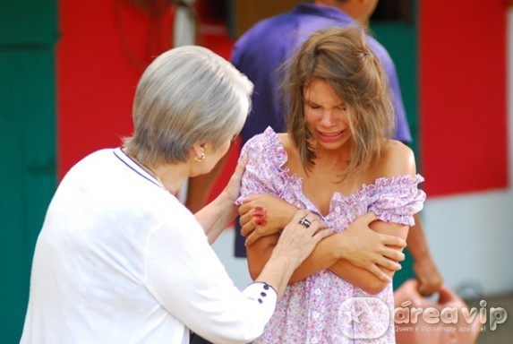 Ribeirao do Tempo - Beatriz encontra Dalia machucada