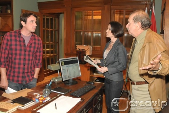 Ribeirao do Tempo - Joca mostra as fotos para Ajuricaba