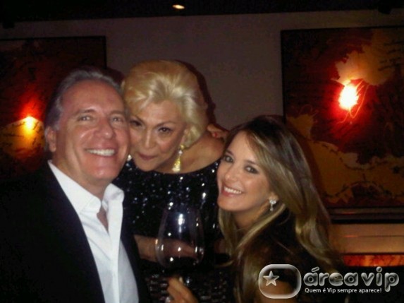 Hebe comemora estreia de programa com amigos famosos