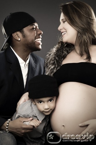 Jogador Robinho posa com a mulher grávida