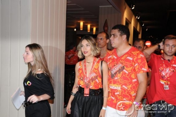 Ronaldo curte carnaval carioca com a mulher
