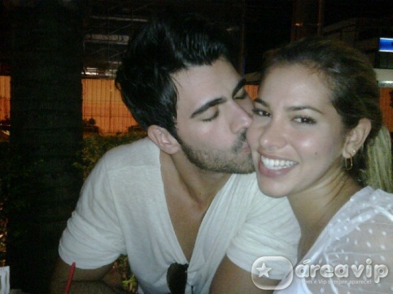 Adriana posta foto no Twitter com Rodrigão