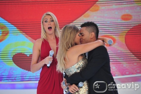 Ana Hickmann ganha cenário novo e recebe o casal Dani Souza e Dentinho