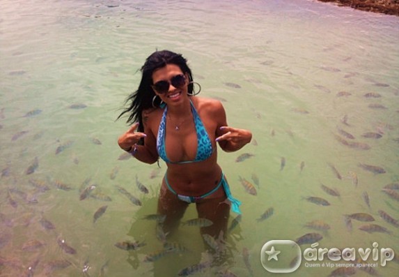 Ex-BBB Ariadna posta foto no meio dos peixinhos em Porto de Galinhas