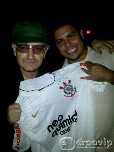 Ronaldo publica foto com Bono no Twitter