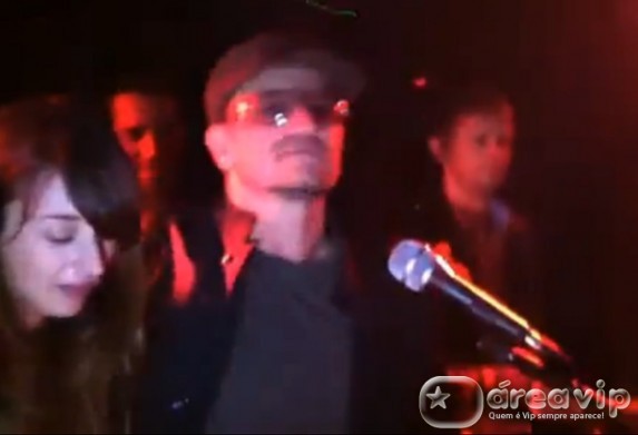 Bono Vox, The Edge e Ronaldo Fenômeno se divertem em karaokê