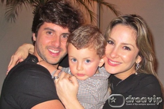 Claudia Leitte vai com o filho e o marido ao cinema