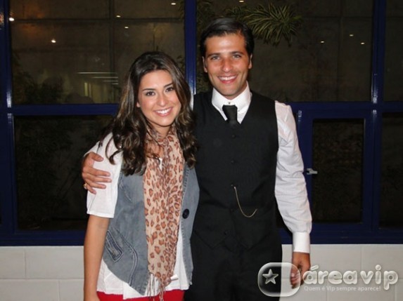 Bruno Gagliasso visita a amiga Fernanda Paes Leme no estúdio