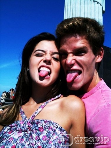 Jonatas Faro e Giovanna Lancellotti fazem careta para foto