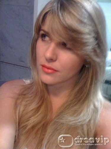 Íris Stefanelli muda o visual