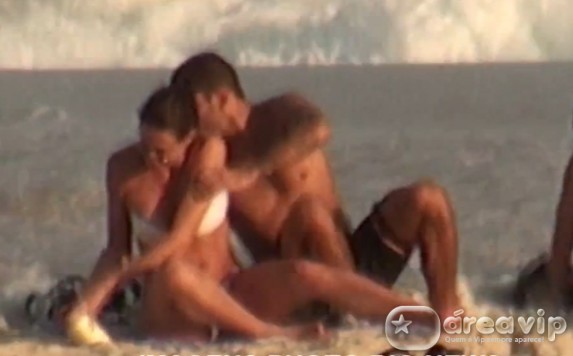 Mar pega Luana Piovani e o namorado de surpresa durante chamego na areia – Veja o vídeo