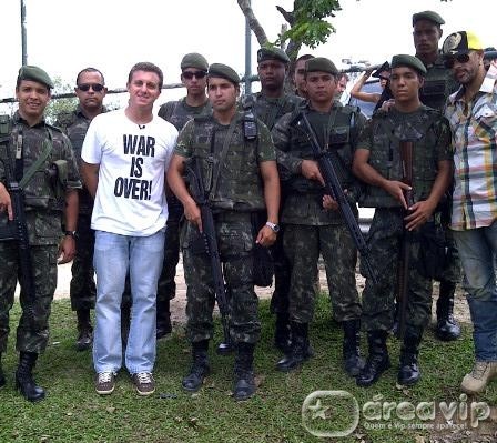 Luciano Huck visita Complexo do Alemão e publica foto no Twitter