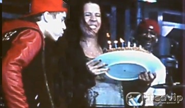 Cabelo da mãe de Justin Bieber pega fogo no palco – Veja o video