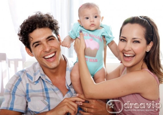 Maytê Piragibe mostra a filha pela primeira vez