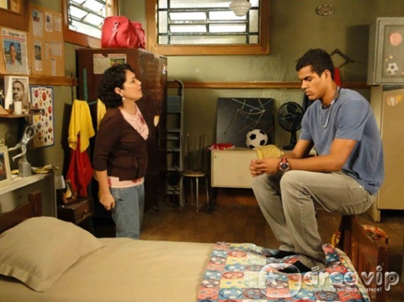 Dona Zica tenta liberar Maicon do Exército, mas não consegue