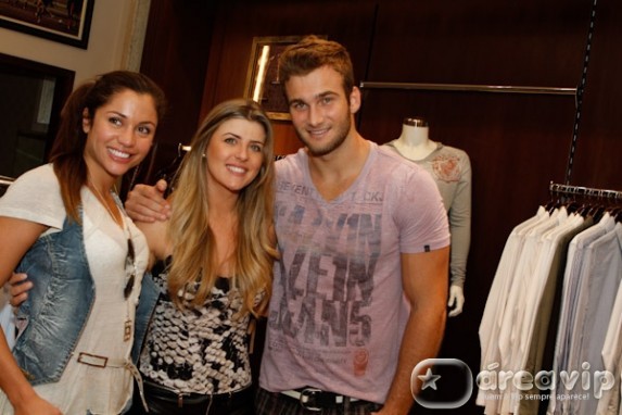 Íris Stefanelli encontra Maria e Wesley em evento