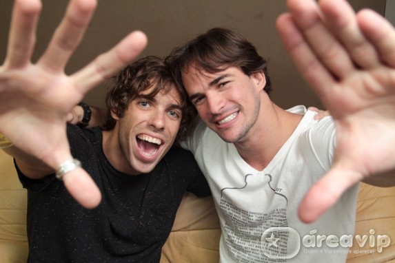 Ex-BBBs Rodrigo e Mau-Mau curtem boate carioca
