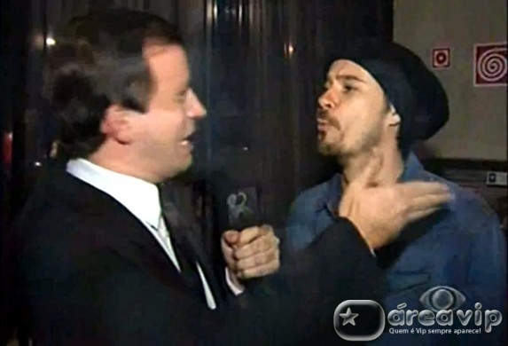 Paulinho Vilhena cospe na cara de Rafael Cortez do “CQC” – Veja o vídeo