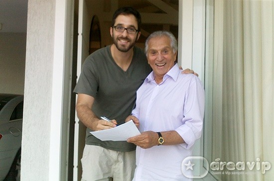 Rafinha Bastos “assina” com “A Praça É Nossa”