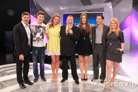 Raul Gil recebe atores de Amor e Revolução