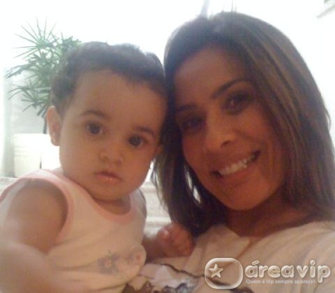 Scheila Carvalho posta foto com a filha no Twitter