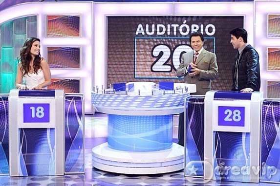 Silvio Santos recebe os protagonistas de Amor e Revolução em seu programa