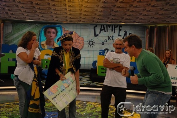 Izael Araújo é o campeão do Soletrando 2011