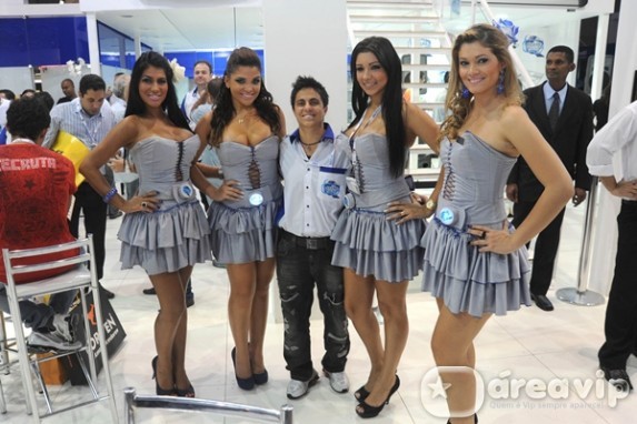 Thammy Gretchen reencontra ex-noiva em evento