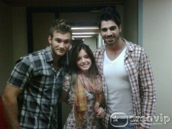 Giovanna Lancellotti posta foto no Twitter com Wesley e Rodrigão