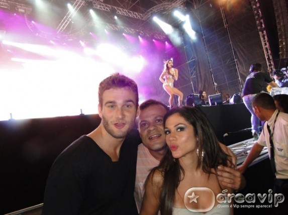 Maria do BBB11 posta foto com Wesley e Daniel no show de Claudia Leitte