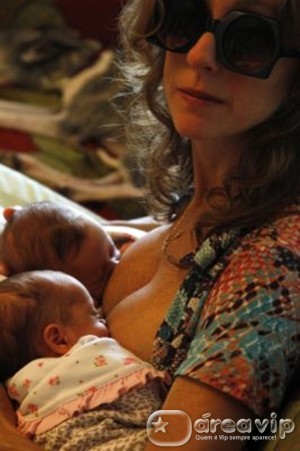 Betty Gofman apresenta suas gêmeas