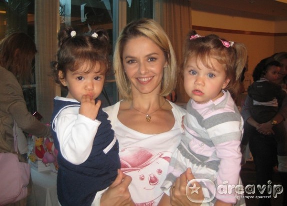 Famosas desfilam para grife no Rio de Janeiro