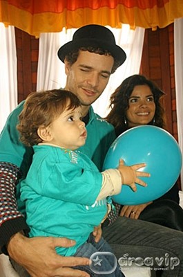 Daniel Oliveira e Vanessa Giácomo participam de evento com o filho caçula