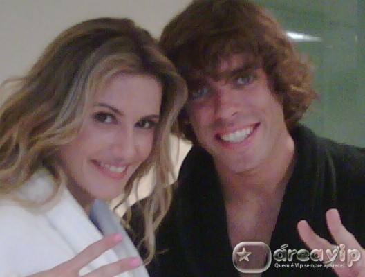 Ex-BBB Mau Mau posta foto ao lado de Deborah Secco