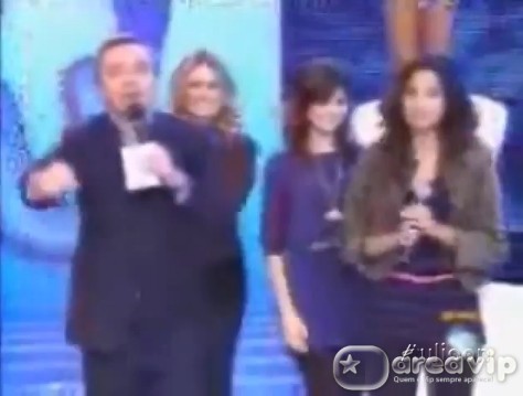 Gugu Liberato escorrega no palco durante seu programa – Veja!