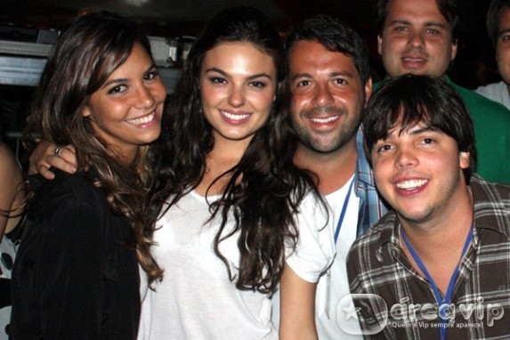 Isis Valverde curte bloco Sapucapeta