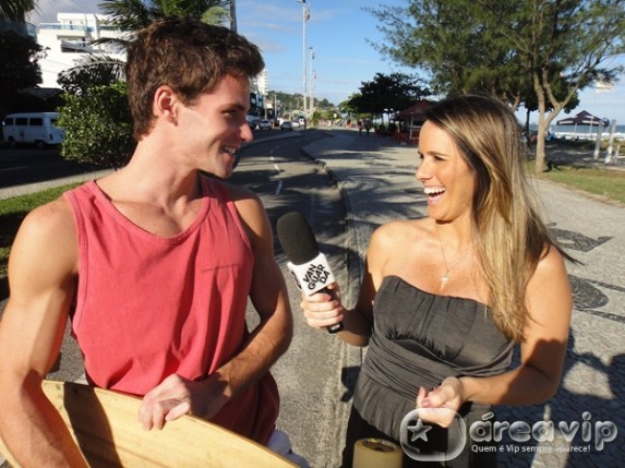 Grávida, Fernanda Pontes se arrisca no skate de Jonatas Faro para gravação