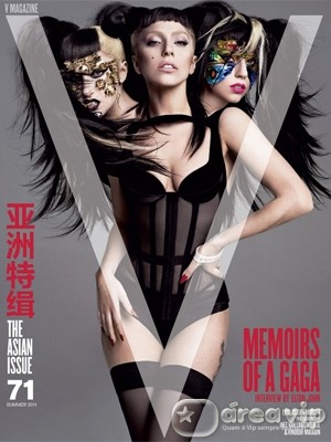 Lady Gaga aparece com três cabeças em capa de revista