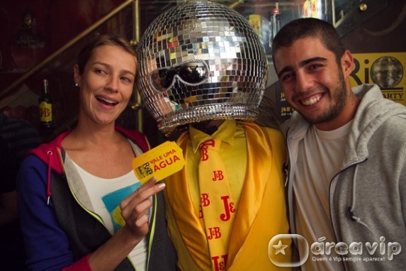 Luana Piovani curte boate no Rio com namorado