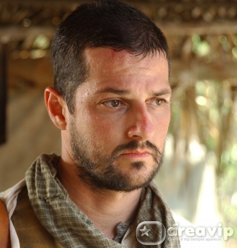 Marcelo Serrado frequenta boate gay para compor novo papel