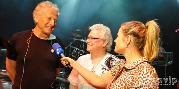 Maria Cândida entrevista a banda de rock romântico Air Supply, no programa Amaury Jr.
